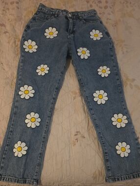 Blue Denim Straight-Leg Jeans with White Daisy Appliqués